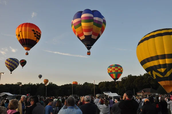 Lanzamiento de globos al amanecer en el 2015 Plainville Fire Company Hot Air Balloon Festival — Foto de Stock