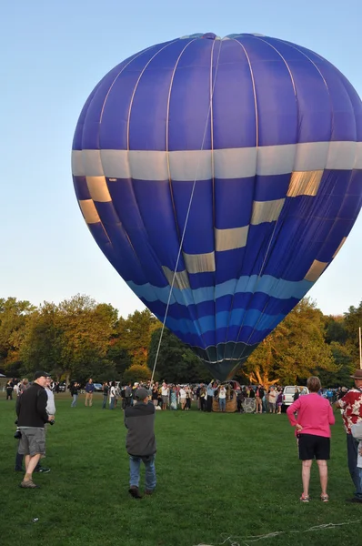 Ballonstart im Morgengrauen beim Heißluftballonfestival der Feuerwehr Plainville 2015 — Stockfoto