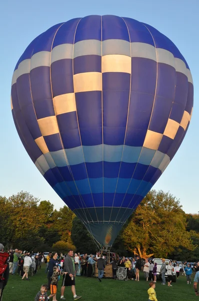 Ballon lancering bij dageraad op de 2015 Plainville brand bedrijf Hot Air Balloon Festival — Stockfoto