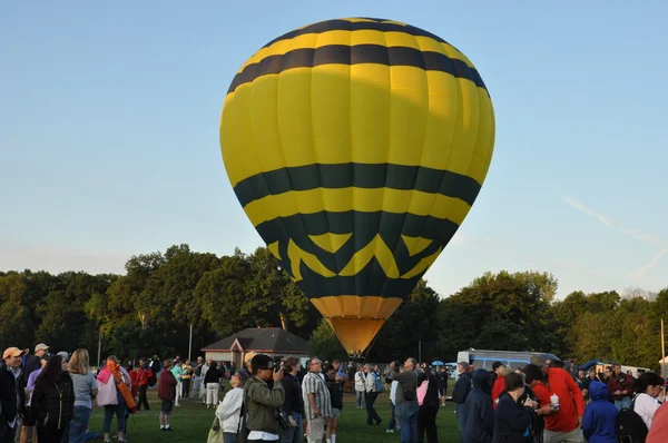 2015 プレーンヴィル火会社熱い空気バルーン フェスティバルで夜明けの気球の打ち上げ — ストック写真
