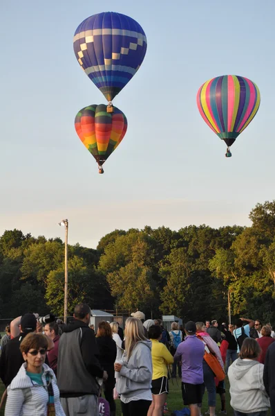 Ballonstart im Morgengrauen beim Heißluftballonfestival der Feuerwehr Plainville 2015 — Stockfoto