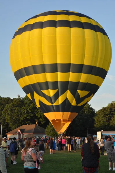 2015 플레인 빌 불 회사 뜨거운 공기 풍선 축제에서 새벽에 풍선 발사 — 스톡 사진