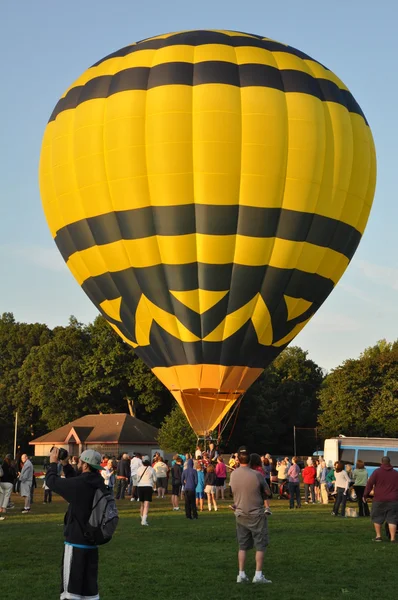 Uruchomienie balonu na świcie w 2015 r. Plainville ognia firmy Hot Air Balloon Festival — Zdjęcie stockowe