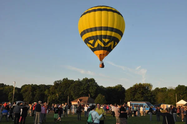 Lancement de la montgolfière à l'aube du Festival des montgolfières de la Compagnie d'incendie de Plainville 2015 — Photo