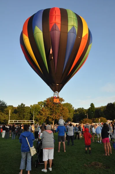 Uruchomienie balonu na świcie w 2015 r. Plainville ognia firmy Hot Air Balloon Festival — Zdjęcie stockowe