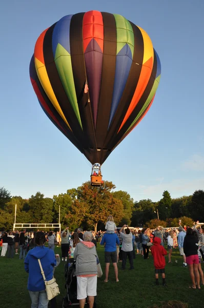 Uruchomienie balonu na świcie w 2015 r. Plainville ognia firmy Hot Air Balloon Festival — Zdjęcie stockowe