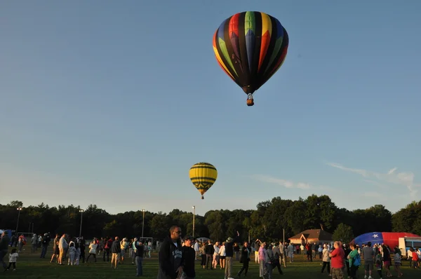 Lançamento do balão ao amanhecer no 2015 Plainville Fire Company Hot Air Balloon Festival — Fotografia de Stock