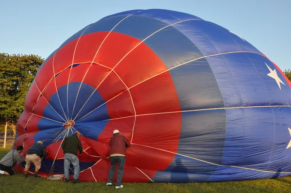 2015 プレーンヴィル火会社熱い空気バルーン フェスティバルで夜明けの気球の打ち上げ — ストック写真