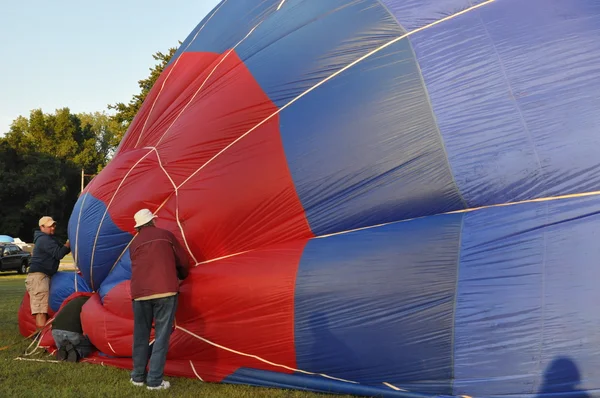 Lançamento do balão ao amanhecer no 2015 Plainville Fire Company Hot Air Balloon Festival — Fotografia de Stock