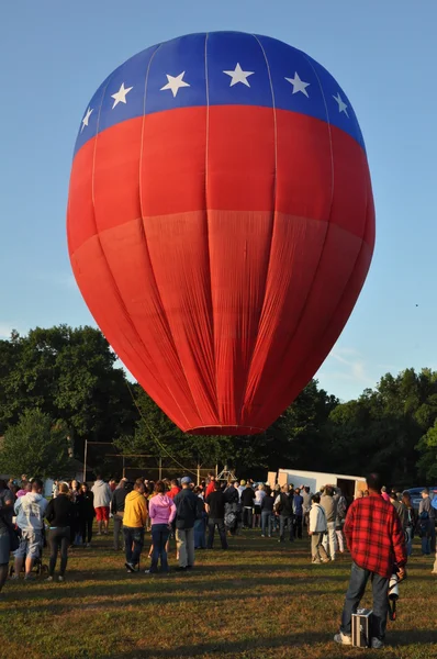 Ballong lanseringen i gryningen på 2015 Plainville brand företaget varmluft ballong Festival — Stockfoto