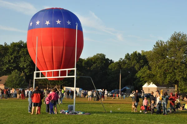 Balónek startu za svítání v roce 2015 Plainville požár firmy Hot Air balon Festival — Stock fotografie