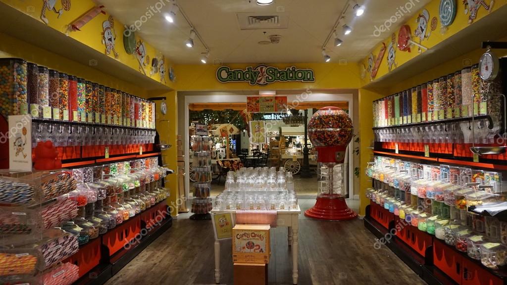 WILLIAMSBURG, VA - SEP 9: Yankee Candle Village in Williamsburg, Virginia, as seen on Sep 8, 2015. The store has over 400,000 candles in more than 200 different famous Yankee Candle scents.