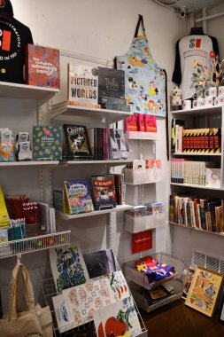 NEW YORK NY - 3 AUG: New York 'taki Toplum İllüstratörleri Müzesinde Hediye Dükkanı, 3 Ağustos 2024' te görüldüğü gibi.