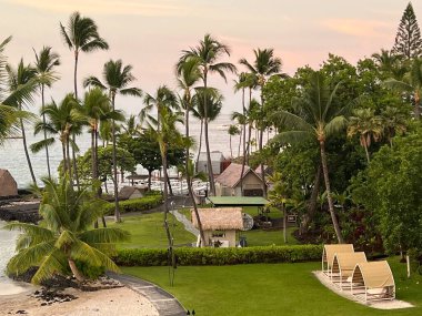KAILUA KONA, HI - 13 AUG: 13 Ağustos 2022 'de Hawaii' de Büyük Ada 'da Kailua Kona' da Marriott King Kamehameha Kona Plaj Oteli 'nin avlusu.