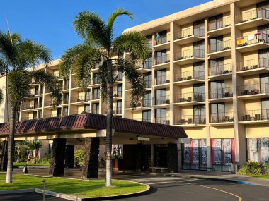 KAILUA KONA, HI - 13 AUG: 13 Ağustos 2022 'de Hawaii' de Büyük Ada 'da Kailua Kona' da Marriott King Kamehameha Kona Plaj Oteli 'nin avlusu.