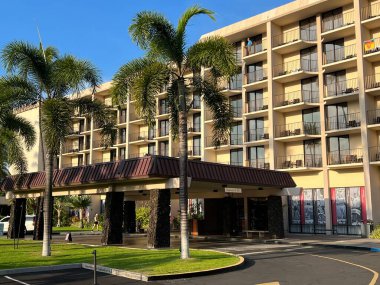 KAILUA KONA, HI - 13 AUG: 13 Ağustos 2022 'de Hawaii' de Büyük Ada 'da Kailua Kona' da Marriott King Kamehameha Kona Plaj Oteli 'nin avlusu.