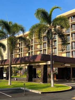 KAILUA KONA, HI - 13 AUG: 13 Ağustos 2022 'de Hawaii' de Büyük Ada 'da Kailua Kona' da Marriott King Kamehameha Kona Plaj Oteli 'nin avlusu.