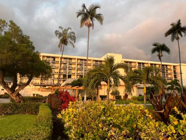 KAILUA KONA, HI - 13 AUG: 13 Ağustos 2022 'de Hawaii' de Büyük Ada 'da Kailua Kona' da Marriott King Kamehameha Kona Plaj Oteli 'nin avlusu.