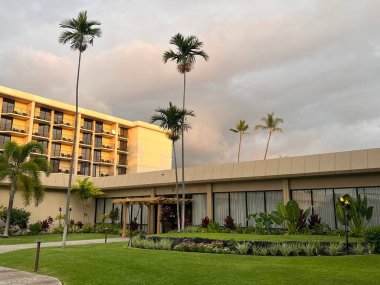 KAILUA KONA, HI - 13 AUG: 13 Ağustos 2022 'de Hawaii' de Büyük Ada 'da Kailua Kona' da Marriott King Kamehameha Kona Plaj Oteli 'nin avlusu.
