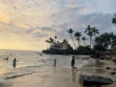 KAILUA KONA, HI - 11 AUG: 11 Ağustos 2022 'de görüldüğü üzere Hawaii' nin büyük adası Kailua Kona 'daki Magic Sands Beach Park.