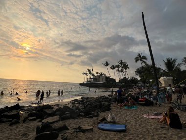 KAILUA KONA, HI - 11 AUG: 11 Ağustos 2022 'de görüldüğü üzere Hawaii' nin büyük adası Kailua Kona 'daki Magic Sands Beach Park.