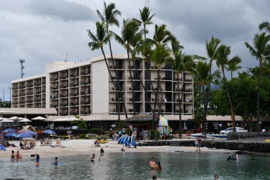 KAILUA KONA, HI - 13 AUG: 13 Ağustos 2022 'de Hawaii' de Büyük Ada 'da Kailua Kona' da Marriott King Kamehameha Kona Plaj Oteli 'nin avlusu.