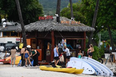 KAILUA KONA, HI - 13 AUG: 13 Ağustos 2022 'de Hawaii' de Büyük Ada 'da Kailua Kona' da Marriott King Kamehameha Kona Plaj Oteli 'nin avlusu.