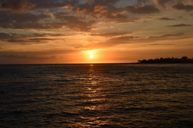 Hawaii 'deki Büyük Ada açıklarında Kailua Kona' dan gün batımı manzarası
