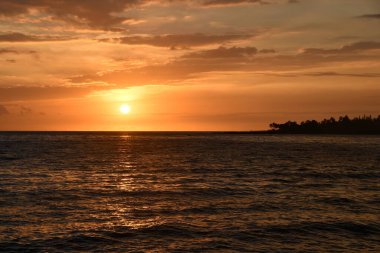 Hawaii 'deki Büyük Ada açıklarında Kailua Kona' dan gün batımı manzarası