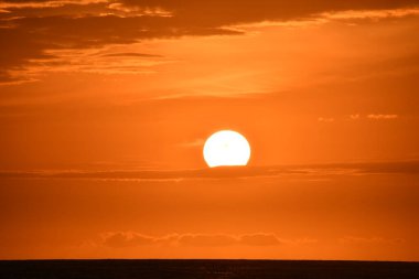 Hawaii 'deki Büyük Ada açıklarında Kailua Kona' dan gün batımı manzarası