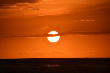 Hawaii 'deki Büyük Ada açıklarında Kailua Kona' dan gün batımı manzarası