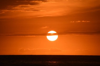 Hawaii 'deki Büyük Ada açıklarında Kailua Kona' dan gün batımı manzarası
