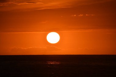 Hawaii 'deki Büyük Ada açıklarında Kailua Kona' dan gün batımı manzarası
