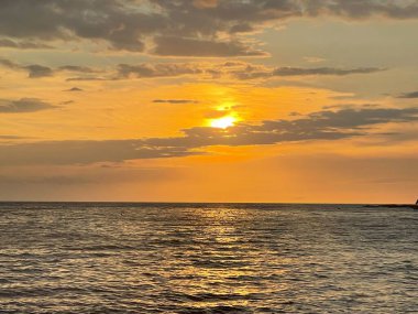 Hawaii 'deki Büyük Ada açıklarında Kailua Kona' dan gün batımı manzarası