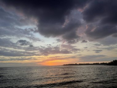 Hawaii 'deki Büyük Ada açıklarında Kailua Kona' dan gün batımı manzarası