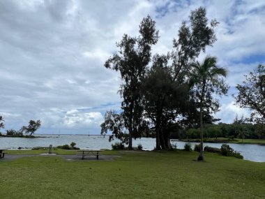 HILO HI - 15 Ağustos 2022 'de Hawaii' deki Büyük Ada açıklarındaki Hilo Körfezi 'ndeki Coconut Adası' nın (Mokuola) görüntüsü.