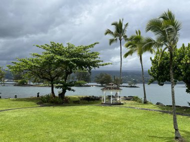 HILO HI - 15 AUG Grand Naniloa Hotel Hilo - Hawaii 'deki Hilton tarafından 15 Ağustos 2022' de görüldüğü gibi bir DoubleTree..