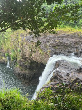 Hawaii 'deki Büyük Ada' da Gökkuşağı Şelalesi (Wainuenue Şelalesi)