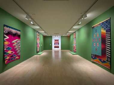 SEP 8: Perdeli Gökyüzü sergisi Melissa Cody tarafından MoMA PS1 'de (Modern Sanat Müzesi - P.S. = = Güncel Olaylar = = Long Island City, New York 'ta 8 Eylül 2024 tarihinde görüldüğü gibi.