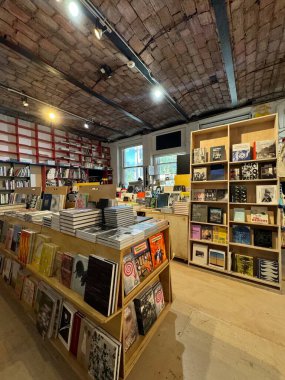 Long Island City, NY - 8 SEP: Moma PS1 'de hediyelik eşya dükkanı (Modern Sanat Müzesi - P.S. = = Güncel Olaylar = = Long Island City, New York 'ta 8 Eylül 2024 tarihinde görüldüğü gibi.