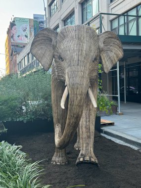 NEW YORK, NY - 8. SEP: 8 Eylül 2024 'te New York' ta görülen Büyük Fil Göç Heykeli.