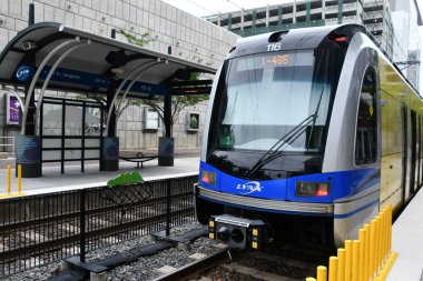 CHARLOTTE NC - 2 Temmuz 2021 'de Charlotte, Kuzey Carolina' da görülen LYNX Blue Line.