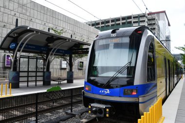 CHARLOTTE NC - 2 Temmuz 2021 'de Charlotte, Kuzey Carolina' da görülen LYNX Blue Line.