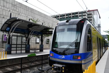 CHARLOTTE NC - 2 Temmuz 2021 'de Charlotte, Kuzey Carolina' da görülen LYNX Blue Line.
