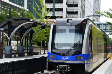 CHARLOTTE NC - 2 Temmuz 2021 'de Charlotte, Kuzey Carolina' da görülen LYNX Blue Line.