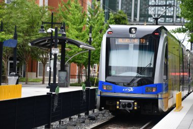 CHARLOTTE NC - 2 Temmuz 2021 'de Charlotte, Kuzey Carolina' da görülen LYNX Blue Line.