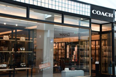 2 Temmuz 2021 'de Charlotte, Kuzey Carolina' daki SouthPark Mall 'da koç mağazasında görüldü..