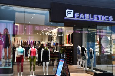 2 Temmuz 2021 'de Charlotte, Kuzey Carolina' daki SouthPark AVM 'deki Fabletics mağazasında görüldü..