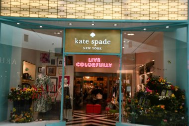 2 Temmuz 2021 'de Charlotte, Kuzey Carolina' daki SouthPark AVM 'de Kate Spade New York mağazasında görüldü..