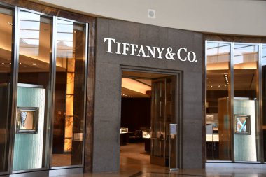 CHARLOTTE NC - 2 Temmuz 2021 'de Charlotte, Kuzey Carolina' daki SouthPark Alışveriş Merkezi 'nde Tiffany & Co mağazası.